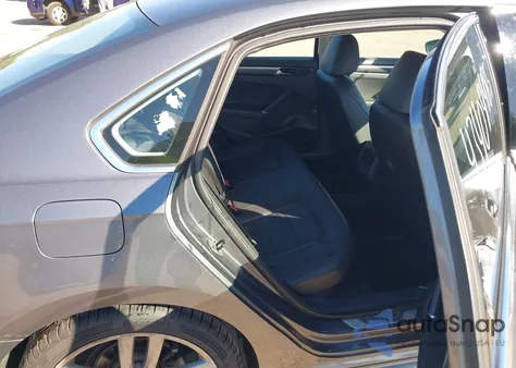 2017 Volkswagen Passat 1.8T R-Line z USA, uszkodzony, nr VIN 1VWDT7A32HC069757